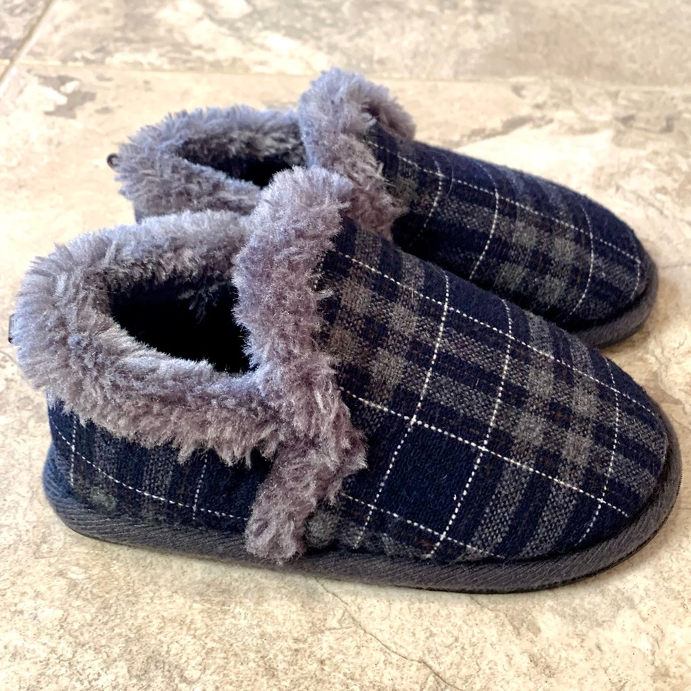 Boys “old man” Plaid fur slippers size 7-8